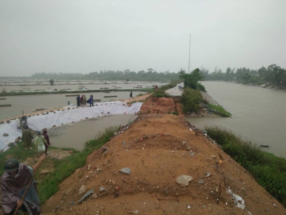 Dù hoàn tất việc vá tạm đê nhưng cả chính quyền và người dân xã Thạch Châu không khỏi lo lắng trước sức mạnh của cơn bão số 3 đang áp sát đất liền.