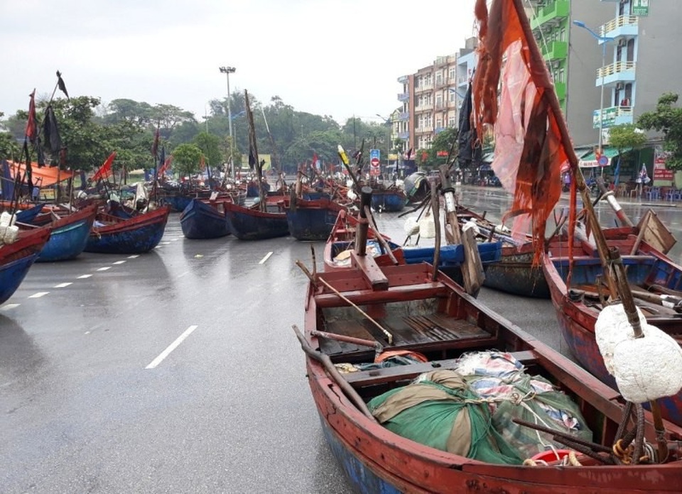 "Chạy đua" với Sơn Tinh: Kéo thuyền lên đường, hạ mái xuống đất - 1 Tàu thuyền của ngư dân Sầm Sơn đã được đưa lên đường để tránh bão