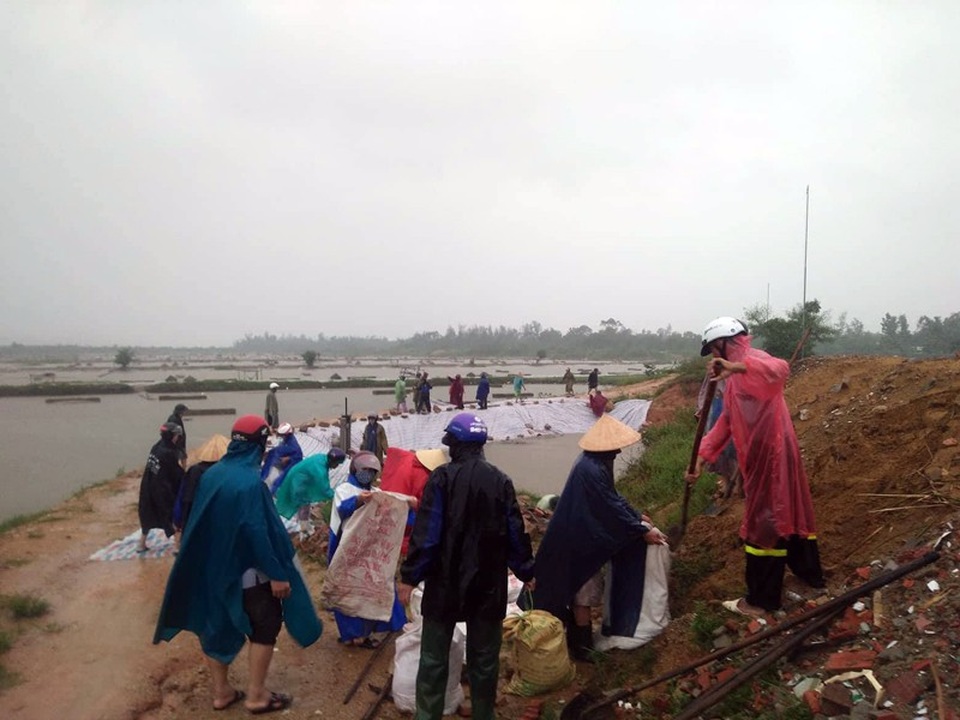 Khẩn cấp vá đê xung yếu bị vỡ trước khi bão Sơn Tinh đổ bộ - 4