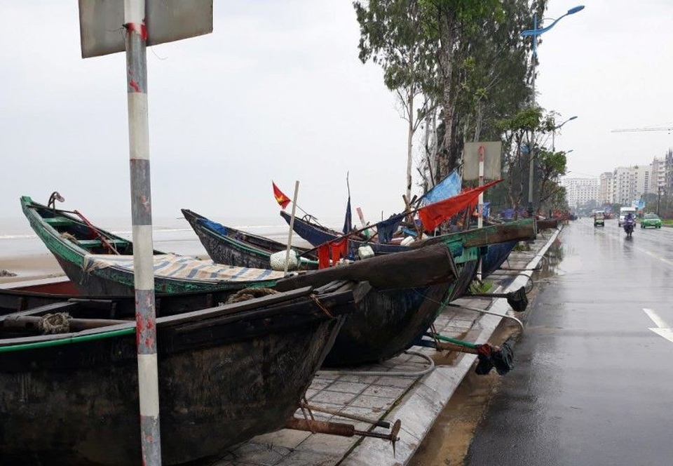 "Chạy đua" với Sơn Tinh: Kéo thuyền lên đường, hạ mái xuống đất - 6
Thuyền được kéo lên cao.