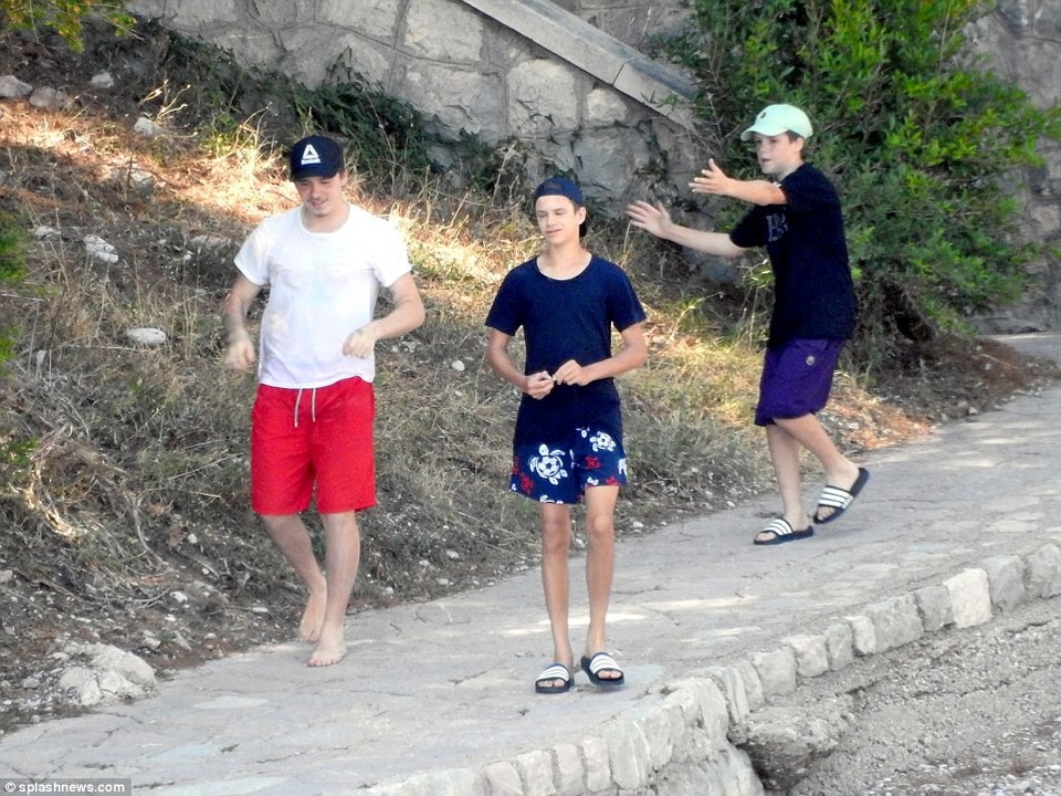Gia đình Beckham đi nghỉ mát ở Croatia - 4
Ba con trai lớn của gia đình Beckham, Brooklyn, Romeo và Cruz