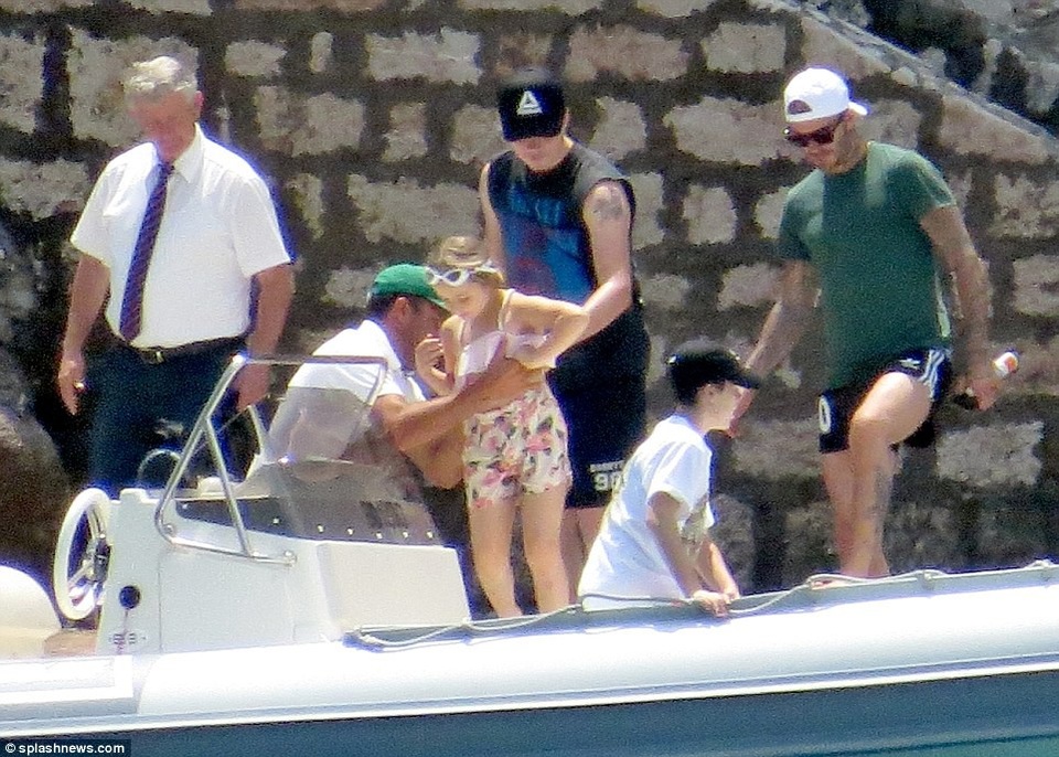 Gia đình Beckham đi nghỉ mát ở Croatia - 5
Brooklyn, 19 tuổi (áo đen) được cho là đã nghỉ học giữa chừng