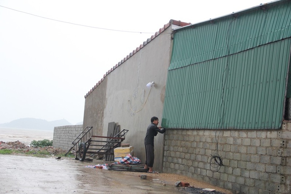 
Cùng với bảo vệ những con tàu, người dân Thạch Kim cũng khẩn trương gia cố lại nhà cửa trước khi bão đổ bộ.
