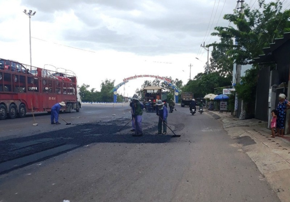 Đại biểu chê quốc lộ 1A qua tỉnh Bình Định “xấu nhất nước” - 4 Hiện nay vấn đề sửa chữa QL1A qua tỉnh Bình Định vẫn đang được nhà thầu khắc phục.