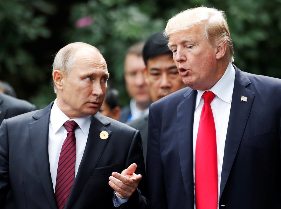Tổng thống Putin và "duyên nợ" với 4 đời Tổng thống Mỹ - 12 Hai nhà lãnh đạo Nga - Mỹ trò chuyện bên lề hội nghị APEC tại Việt Nam. (Ảnh: Reuters)