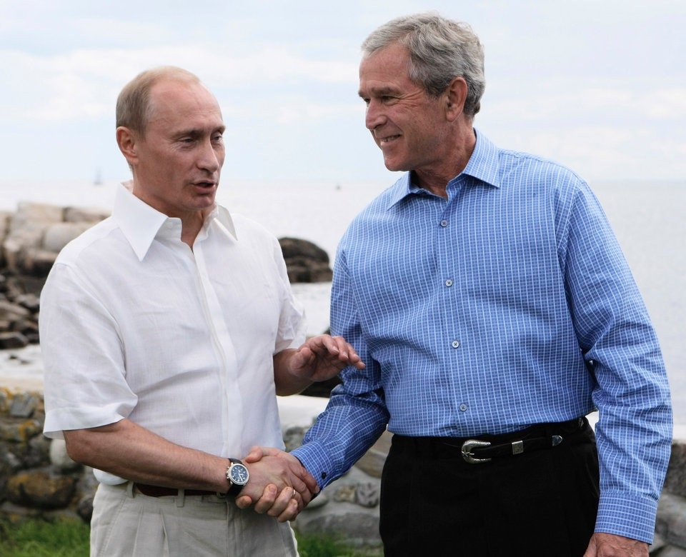 Tổng thống Putin và "duyên nợ" với 4 đời Tổng thống Mỹ - 5
Ông Bush và ông Putin bắt tay vào tháng 7/2007 tại nhà riêng của gia đình tổng thống Mỹ ở Maine. (Ảnh: AP)