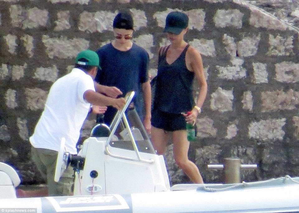 Gia đình Beckham đi nghỉ mát ở Croatia - 6
Cậu trai quá nhớ gia đình nên tạm dừng việc học đại học