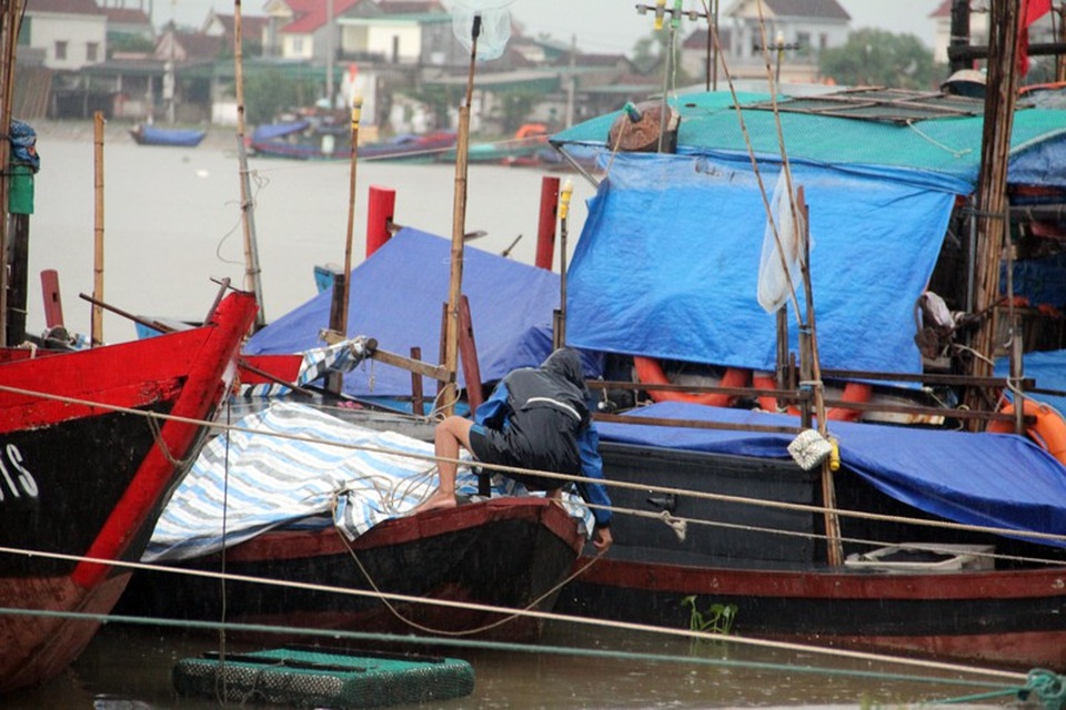 
Theo kinh nghiệm, các con tàu cùng kích cỡ được chằng néo sát nhau. Chỉ có như thế, khi sóng biển ập vào các tàu sẽ tránh được chuyện va đập.
