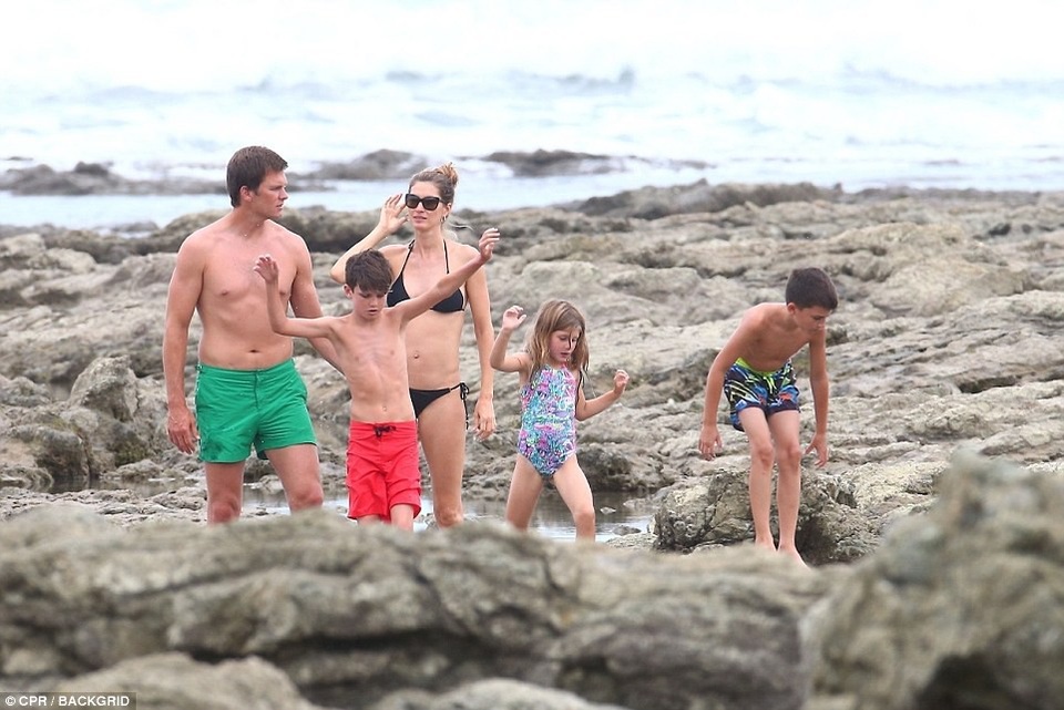 Gisele Bundchen hạnh phúc hôn chồng trên biển - 7
Gisele Bundchen sinh 2 con với Tom Brady, ngoài ra cô còn sống cùng con riêng của chồng là John, 10 tuổi.