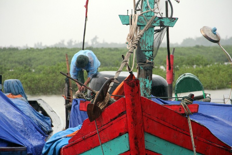 
Một trong những yêu cầu nghiêm ngặt là chằng néo tàu, đảm bảo không để sóng biển va đập gây hư hỏng.
