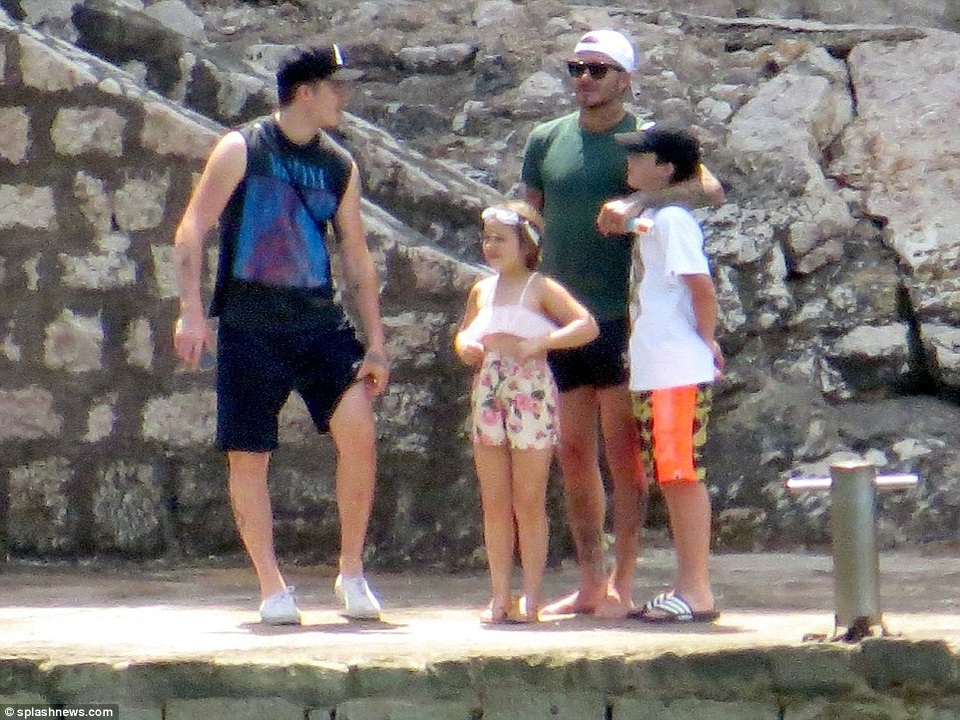 Gia đình Beckham đi nghỉ mát ở Croatia - 8
Cựu danh thủ Anh và ba con cưng của mình. David nổi tiếng khéo chăm lo cho con cái và thường xuyên hỗ trợ việc nhà cho vợ.