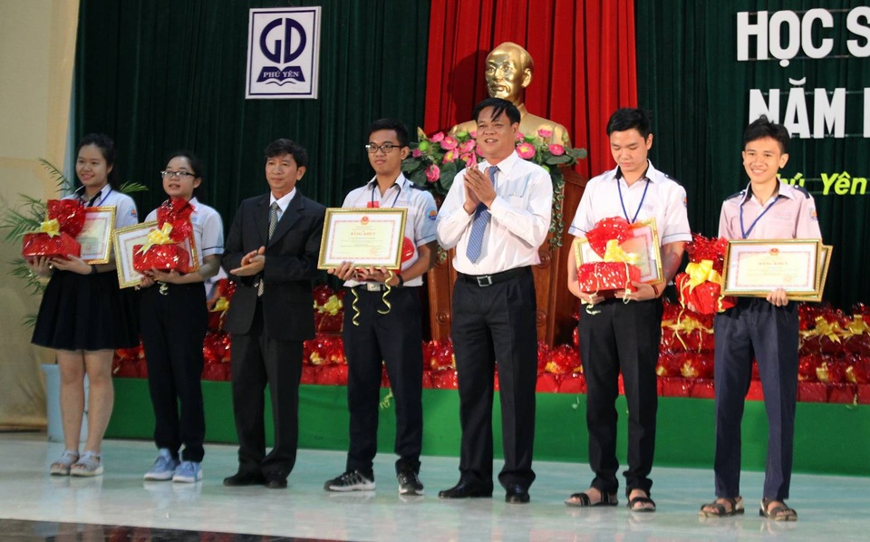 Phú Yên: Tuyên dương hơn 240 học sinh giỏi, xuất sắc năm học 2017-2018 - 1
Ông Huỳnh Tấn Việt - Bí thư Tỉnh ủy Phú Yên trao tặng bằng khen của Bộ GD&ĐT cho 5 học sinh đạt giải nhất, nhì và ba trong kỳ thi chọn học sinh giỏi Quốc gia THPT năm 2018.