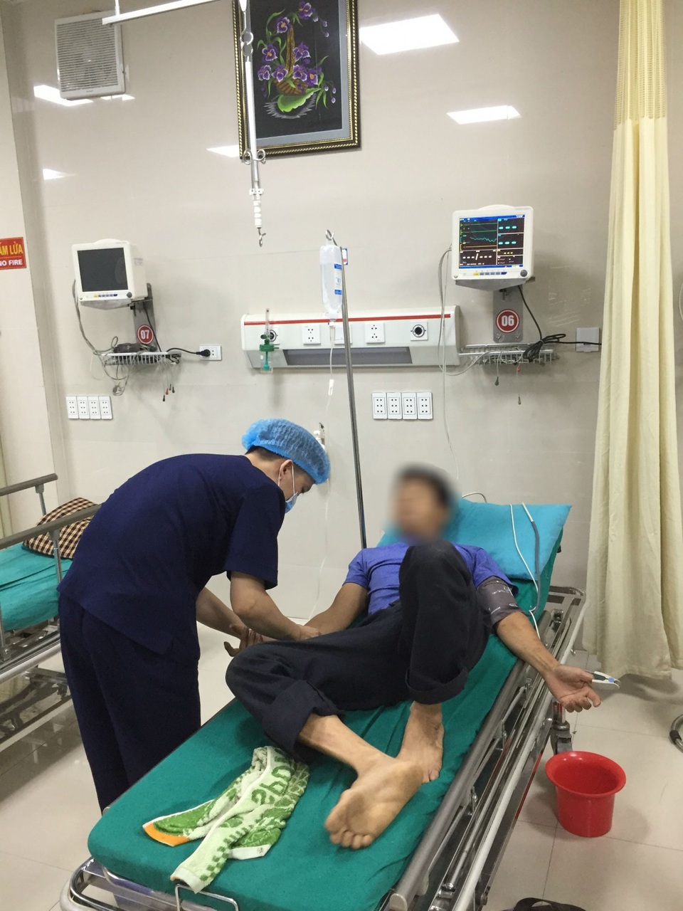 Rửa dạ dày vì ăn mật cá trắm, bệnh nhân “cạch đến già” món ăn truyền miệng - 1 Bệnh nhân ngộ độc mật cá trắm do có thói quen dùng mật cá như một vị thuốc tốt cho cơ thể.