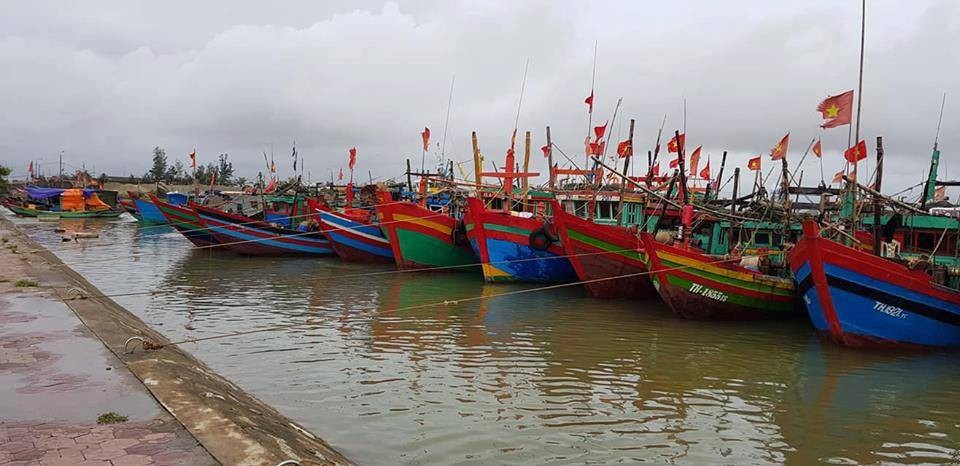 Người dân bị ảnh hưởng nặng nề trước khi bão vào đất liền - 2 Tàu thuyền của ngư dân đã được đưa vào bờ để tránh bão. (Ảnh: Xuân Sinh).