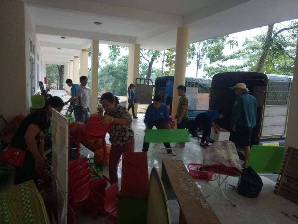 Người dân bị ảnh hưởng nặng nề trước khi bão vào đất liền - 3 Nhiều đoàn viên, thanh niên giúp dân chống bão số 3. (Ảnh: Xuân Sinh).
