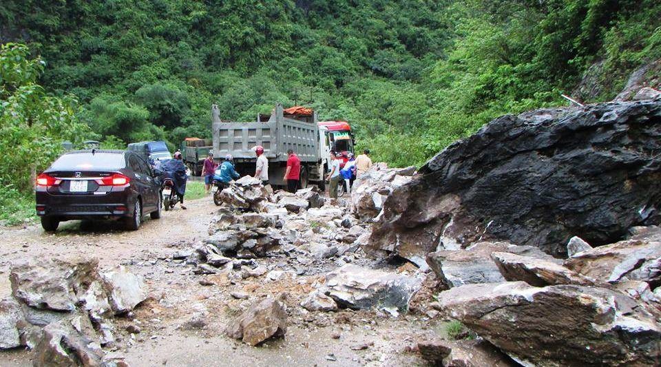 Người dân bị ảnh hưởng nặng nề trước khi bão vào đất liền - 5 Nhiều tuyến đường bị chia cắt do sạt lở.