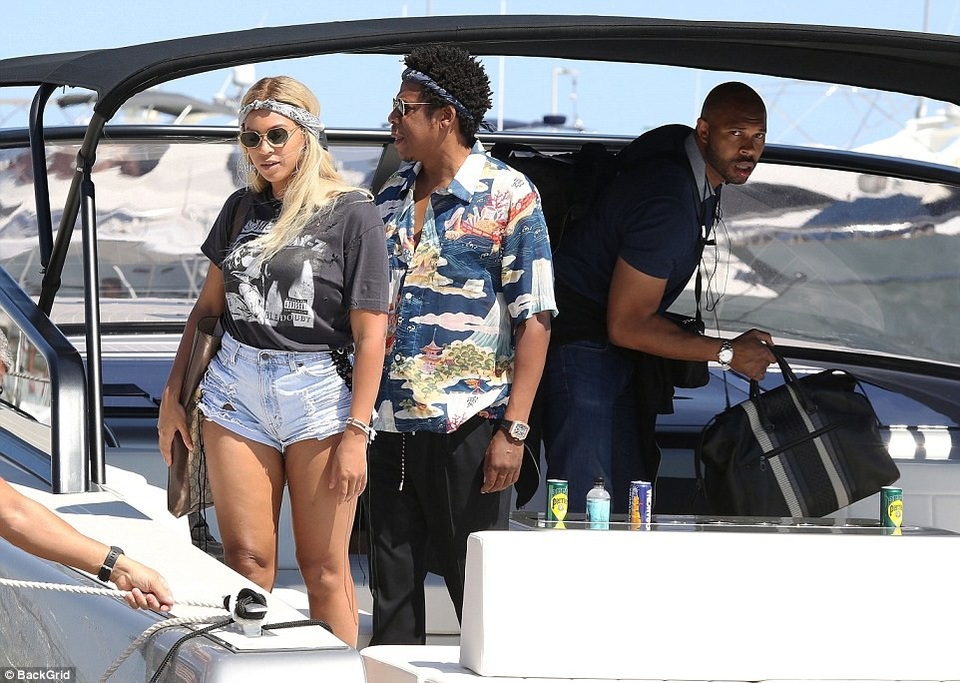 
Sau một năm nghỉ ngơi, Beyonce trở lại đầy cuốn hút và đầy sức sống. Cô sẽ lưu diễn từ giờ đến cuối năm.
