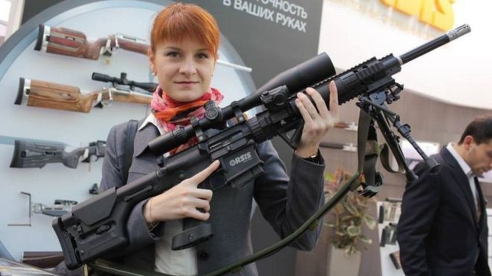 Chân dung người đẹp tóc đỏ bị Mỹ cáo buộc là điệp viên Nga - 1 Maria Butina rất yêu thích súng đạn cho ảnh hưởng từ cha khi còn nhỏ. (Ảnh: Facebook)