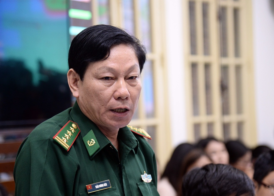 Đại tá Trần Dương Kiên phát biểu tại cuộc họp.