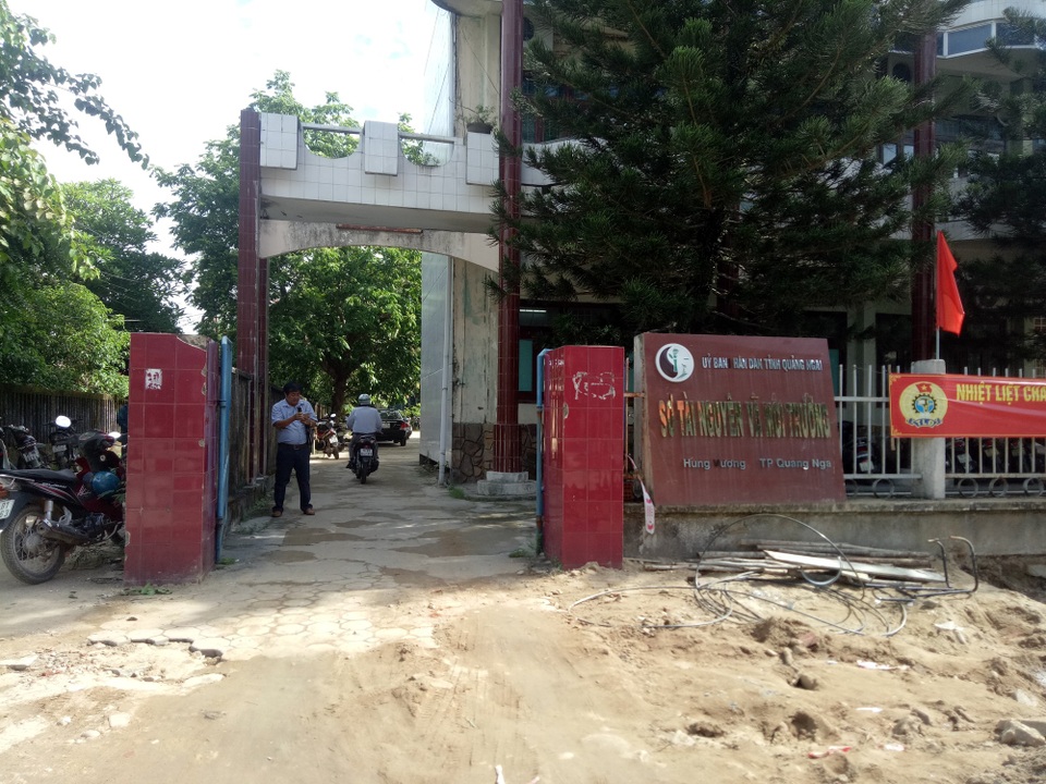 Văn phòng Đăng ký đất đai Quảng Ngãi tạm nghỉ vì... không có nơi làm việc - 1
3 ngày trước, Bộ Chỉ huy BĐBP tỉnh quyết định đóng cửa địa điểm cho Văn phòng Đăng ký đất đai tỉnh Quảng Ngãi mượn từ 3 năm trước.