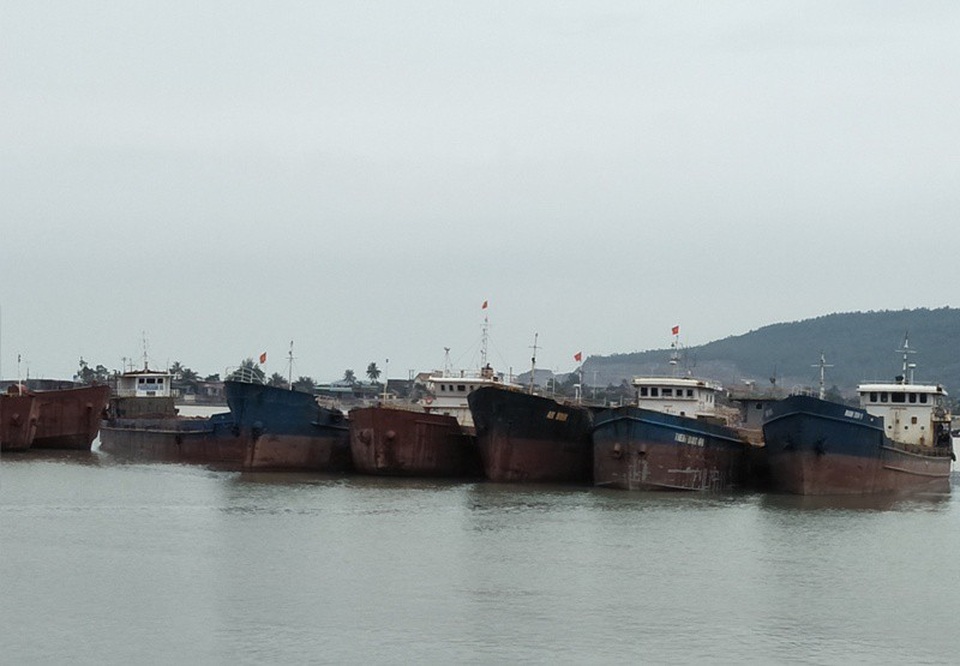 "Chạy đua" với Sơn Tinh: Kéo thuyền lên đường, hạ mái xuống đất - 9 Tàu hàng neo đậu tránh trú bão tại Cảng nước sâu Nghi Sơn, huyện Tĩnh Gia