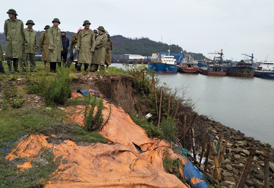 "Chạy đua" với Sơn Tinh: Kéo thuyền lên đường, hạ mái xuống đất - 10
Ông Lê Anh Tuấn - Phó Chủ tịch UBND tỉnh Thanh Hóa chỉ đạo công tác phòng chống bão tại huyện Tĩnh Gia.