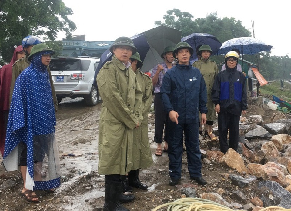 Phê bình Chủ tịch huyện không hủy họp để tập trung chống bão - 1
Ông Nguyễn Đình Xứng, Chủ tịch UBND tỉnh Thanh Hóa kiểm tra công tác phòng chống bão tại huyện Quảng Xương.