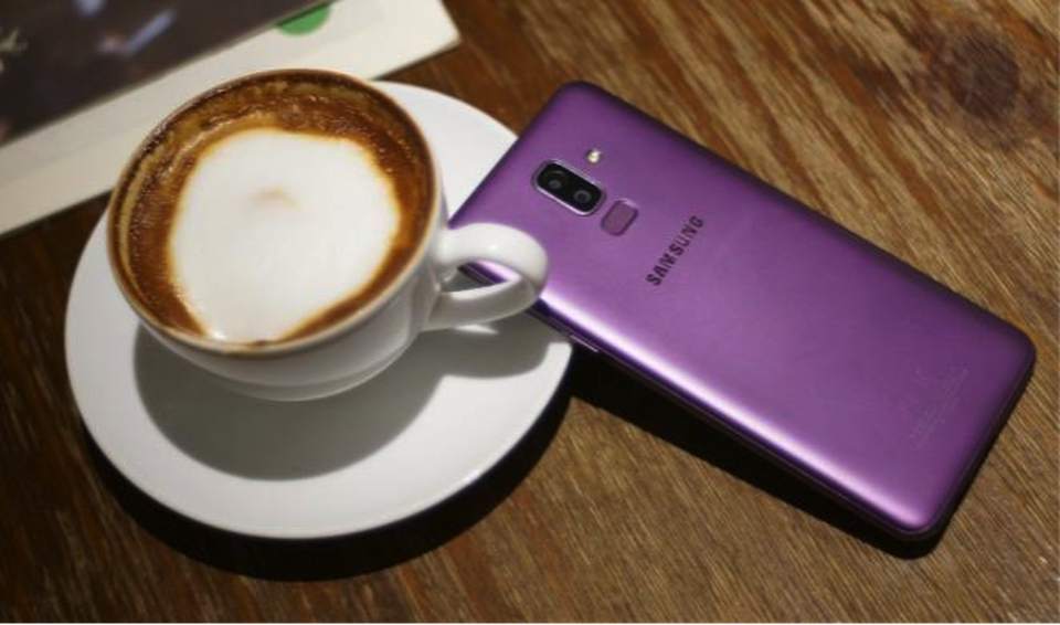 Sự lên ngôi của dòng smartphone tầm trung và chân dung người dẫn đầu - 2 Sở hữu cụm camera sau kép chuyên nghiệp có độ phân giải lần lượt 16MP và 5MP cùng khẩu độ lớn, camera của Galaxy J8 tạo nên hình ảnh sắc nét ngay cả trong điều kiện thiếu sáng, giúp người dùng dễ dàng tùy chỉnh độ mờ hậu cảnh, xóa phông theo ý muốn của mình.