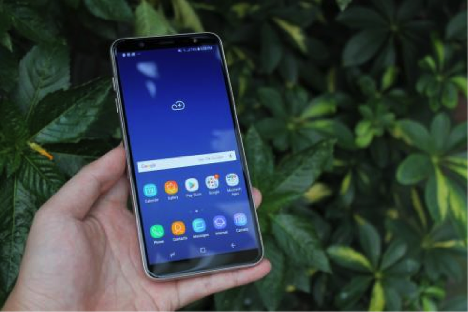 Sự lên ngôi của dòng smartphone tầm trung và chân dung người dẫn đầu - 4 Màn hình công nghệ Super AMOLED cho hình ảnh sắc nét của Galaxy J8 khi kết hợp cùng hiệu ứng âm thanh vòm sống động Dolby Atmos khi dùng tai nghe giúp trải nghiệm nghe nhìn của người dùng thêm phần tuyệt đỉnh