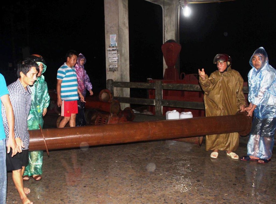 Lắp đặt máy bơm công suất lớn chống ngập cho chợ Vinh - 1 Công nhân khẩn trương lắp 3 máy bơm nước công suất lớn để hút nước ở khu vực chợ Vinh khi lũ lên cao.