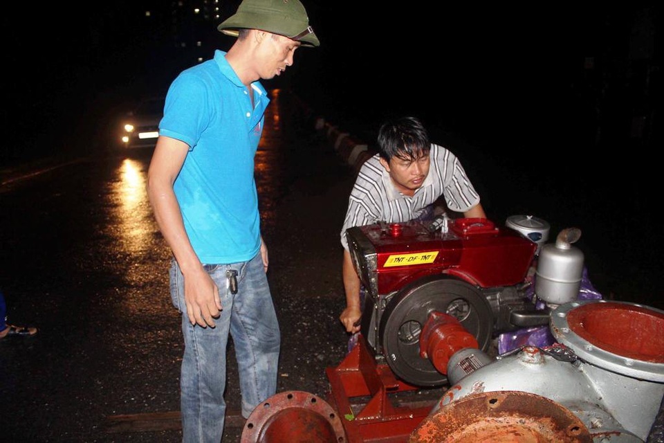 Lắp đặt máy bơm công suất lớn chống ngập cho chợ Vinh - 2 Máy bơm nước đã hoạt động.