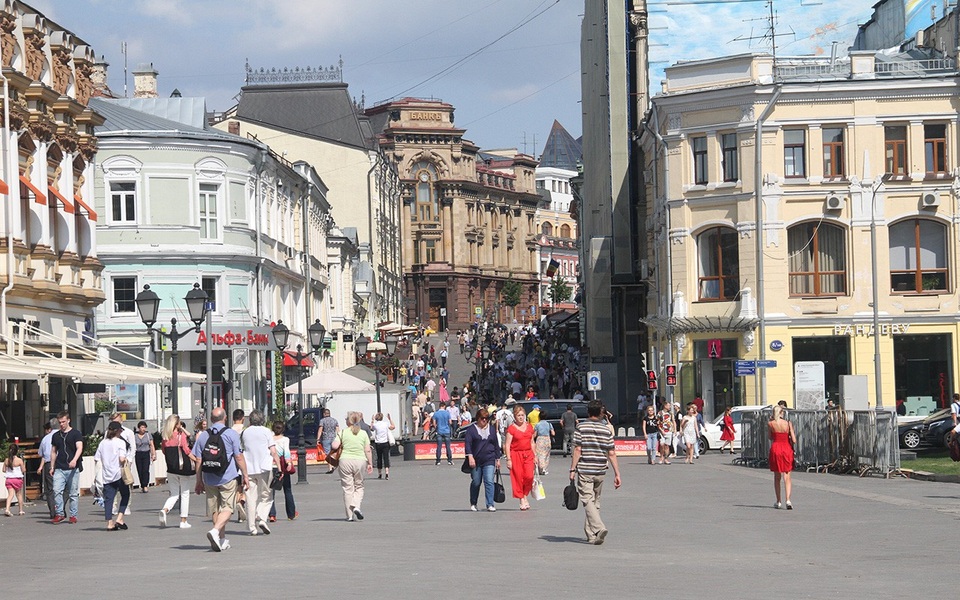 Nhịp sống trên đường phố vẫn hối hả, nhưng đấy không còn lại sự hối hả cho World Cup...