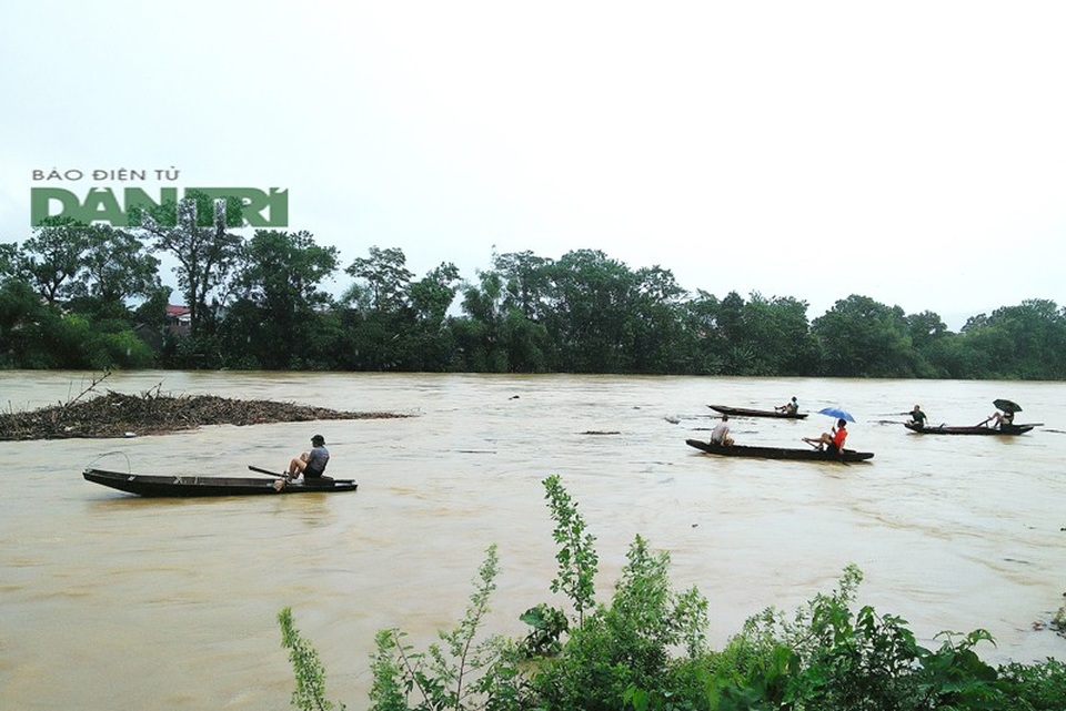 Nước dâng cao chảy xiết, dân bất chấp nguy hiểm ra vớt gỗ, đánh cá - 3
Rất nhiều người dân không có bất kỳ đồ bảo hộ nào, nhưng vẫn ra giữa dòng lũ vớt củi.