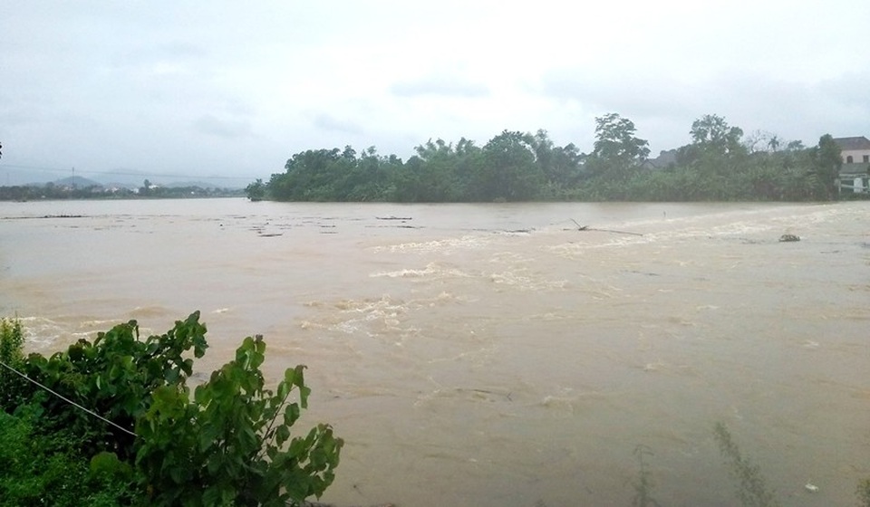 Nước dâng cao chảy xiết, dân bất chấp nguy hiểm ra vớt gỗ, đánh cá - 1 Nước sông Ngàn Phố đang dâng cao, nhiều khu vực nước chảy xiết rất nguy hiểm