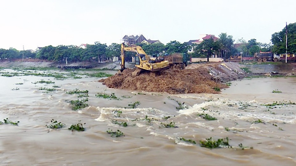"Chạy đua" với Sơn Tinh: Kéo thuyền lên đường, hạ mái xuống đất - 11 Huyện Diễn châu đã tiến hành phá 2 đê quai ngăn nước và đưa vào vận hành cống Diễn Thành để tiêu nước.