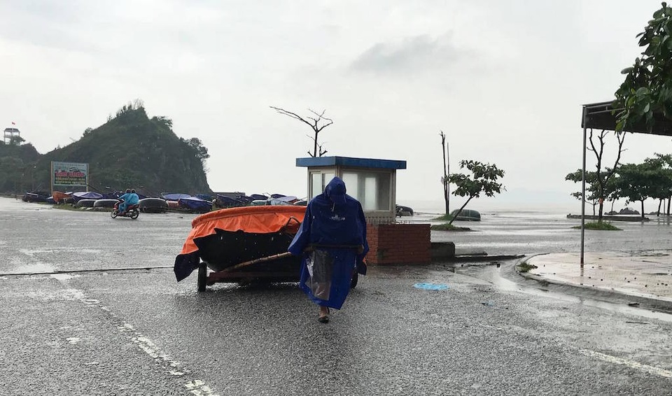 "Chạy đua" với Sơn Tinh: Kéo thuyền lên đường, hạ mái xuống đất - 19 Một ngư dân kéo thuyền vào bờ.