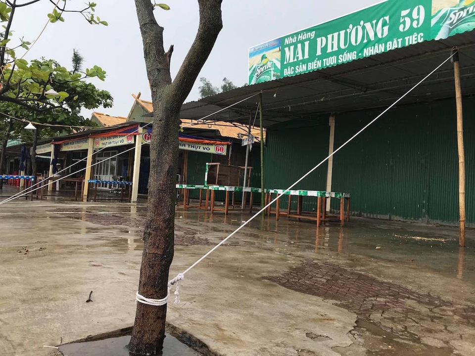 "Chạy đua" với Sơn Tinh: Kéo thuyền lên đường, hạ mái xuống đất - 15 Nhà cửa và các ki ốt ven biển của các hộ dân ở TX Cửa Lò và Cửa Hội được chằng néo cẩn thận.
