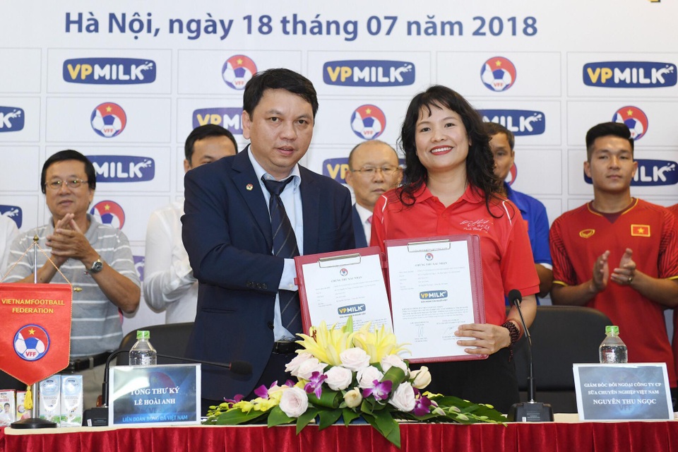 HLV Park Hang-Seo chia sẻ thông điệp ý nghĩa với thế hệ trẻ - 2 Bà Nguyễn Thu Ngọc, Giám đốc Đối ngoại của công ty VPMilk, cùng đại diện VFF trong lễ ký kết hợp đồng