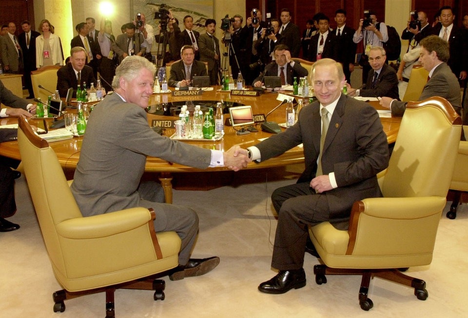 Tổng thống Putin và "duyên nợ" với 4 đời Tổng thống Mỹ - 2 Ông Putin và ông Clinton bắt tay trước khi bắt đầu cuộc họp của lãnh đạo các nước thành viên thuộc Nhóm 8 nước công nghiệp phát triển (G8) ở Nago, Nhật Bản hồi tháng 7/2000. (Ảnh: Getty)