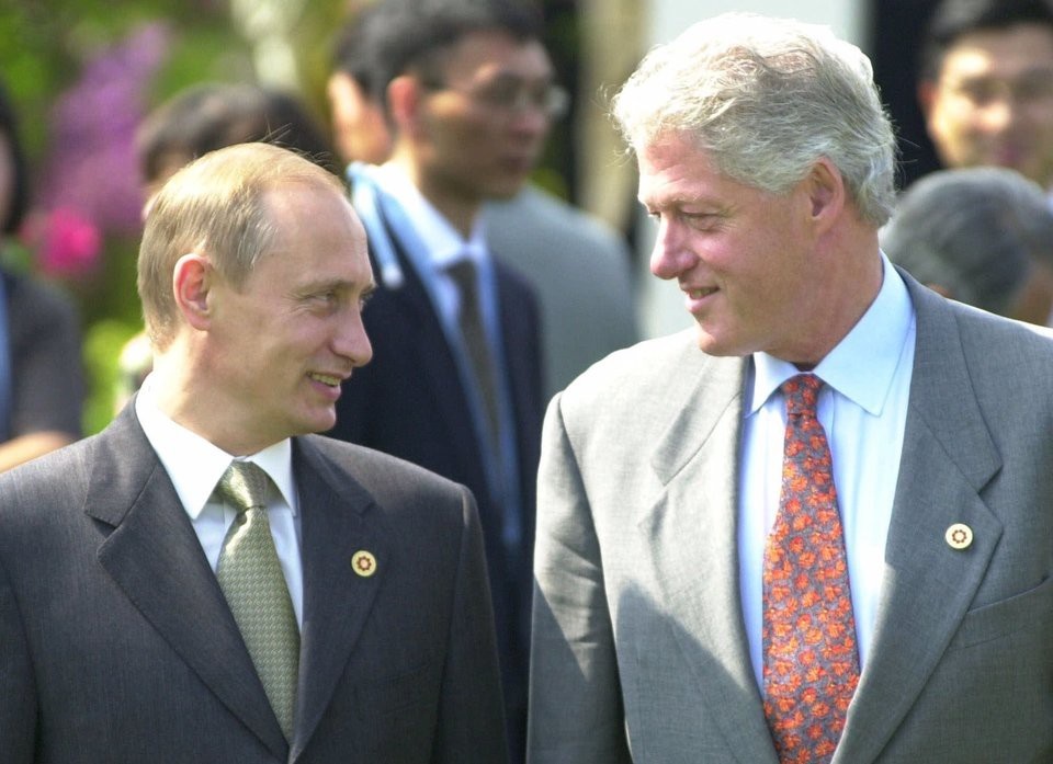 Tổng thống Putin và "duyên nợ" với 4 đời Tổng thống Mỹ - 1
Ông Putin và ông Clinton gặp nhau đầu thập niên 2000 (Ảnh: AP)