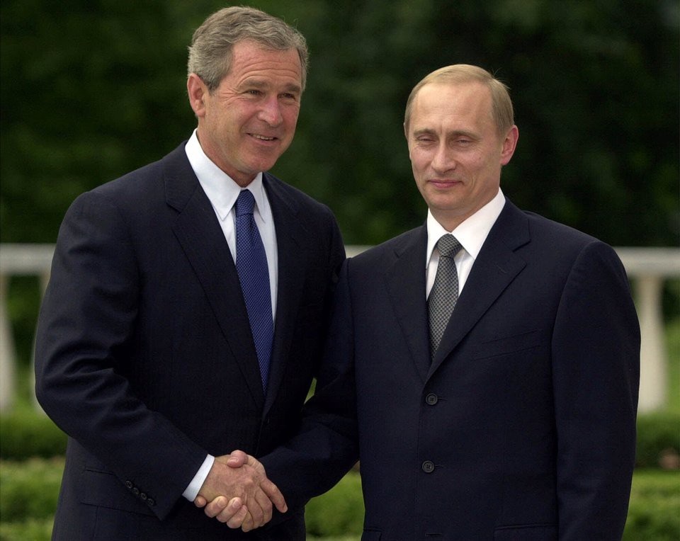 Tổng thống Putin và "duyên nợ" với 4 đời Tổng thống Mỹ - 3 Cựu Tổng thống Bush bắt tay người đồng cấp Nga tại Slovenia vào tháng 6/2001 trong hội nghị thượng đỉnh đầu tiên. (Ảnh: AP)