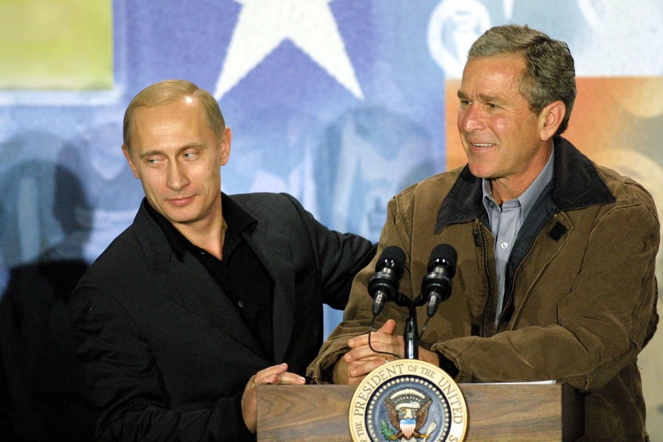 Tổng thống Putin và "duyên nợ" với 4 đời Tổng thống Mỹ - 4 Hai tổng thống Bush và Putin phát biểu trong chuyến thăm tới trường trung học Crawford vào tháng 11/2001. (Ảnh: Getty)