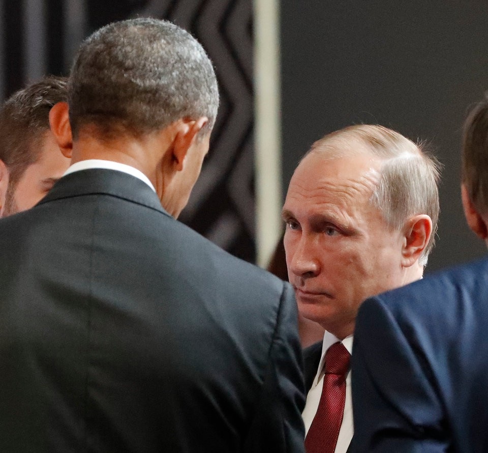 Tổng thống Putin và "duyên nợ" với 4 đời Tổng thống Mỹ - 10 Ông Obama gặp ông Putin tại phiên khai mạc của Diễn đàn Hợp tác Kinh tế châu Á-Thái Bình Dương (APEC) ở Lima, Peru. (Ảnh: AFP)