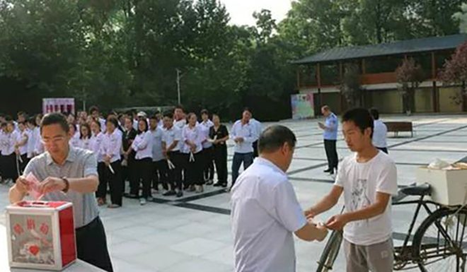 Cậu sinh viên bán 7.000 cây kem kiếm tiền học đại học, chữa bệnh cho bố - 2 Những cây kem Zhao bán rất được khách du lịch yêu thích. (Nguồn: cztv.com)