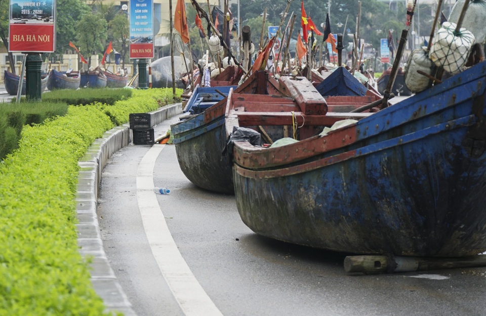 Thanh Hóa: Tàu thuyền cấp tập vào bờ tránh trú bão Sơn Tinh - 10
Do ảnh hưởng của bão số 3, nhiều nơi trên địa bàn tỉnh Thanh Hóa đã có mưa to.