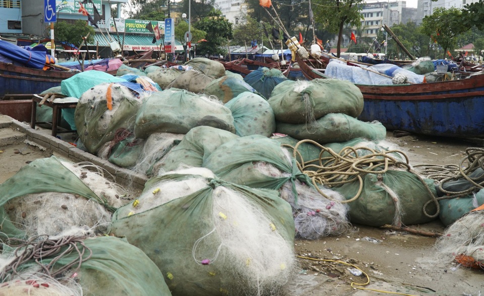 Thanh Hóa: Tàu thuyền cấp tập vào bờ tránh trú bão Sơn Tinh - 9
Ngư cụ được xếp gọn gàng.