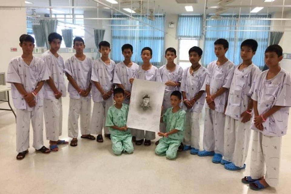 Đội bóng nhí Thái Lan xuất viện sớm, trả lời truyền thông hôm nay - 1
Đội bóng tri ân cựu đặc nhiệm đã hy sinh trong chiến dịch giải cứu. (Ảnh: AFP)