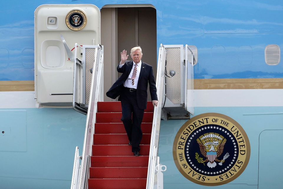Ông Trump xác nhận muốn làm điều không tổng thống Mỹ nào làm 55 năm qua - 1
Tổng thống Mỹ Donald Trump trên chuyên cơ Không Lực Một. (Ảnh: AFP)