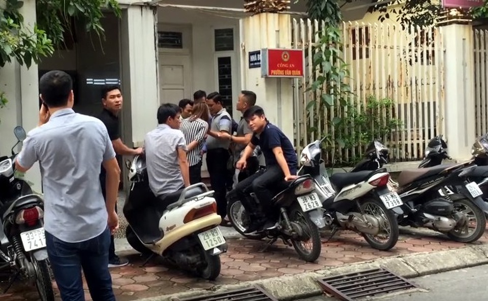 Hà Nội: Hai phóng viên bị hành hung, chặt thẻ Hội viên Hội Nhà báo - 1 Công an đưa những người liên quan về trụ sở để lấy lời khai.