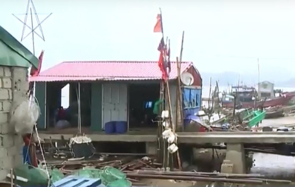 Phê bình Chủ tịch huyện không hủy họp để tập trung chống bão - 3 Nhiều hộ dân vẫn đang ở trong các chòi canh và nhà thu mua hải sản phía ngoài đê